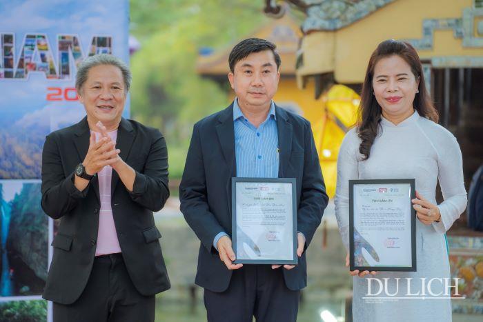 Ông Nguyễn Văn Phúc, Giám đốc Sở Du lịch Thừa Thiên Huế nhận giải thưởng 2 điểm đến lọt các “Top 7 Ấn tượng Việt Nam 2022”